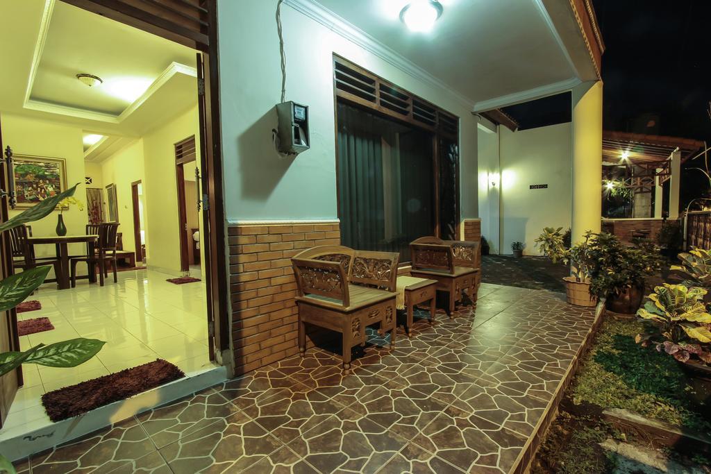 Griya Langen Guesthouse Yogyakarta Kültér fotó